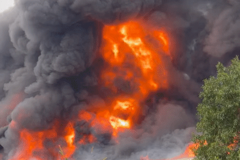 Cháy lớn tại nhà xưởng ở Hưng Yên, khói đen bốc cao ngùn ngụt