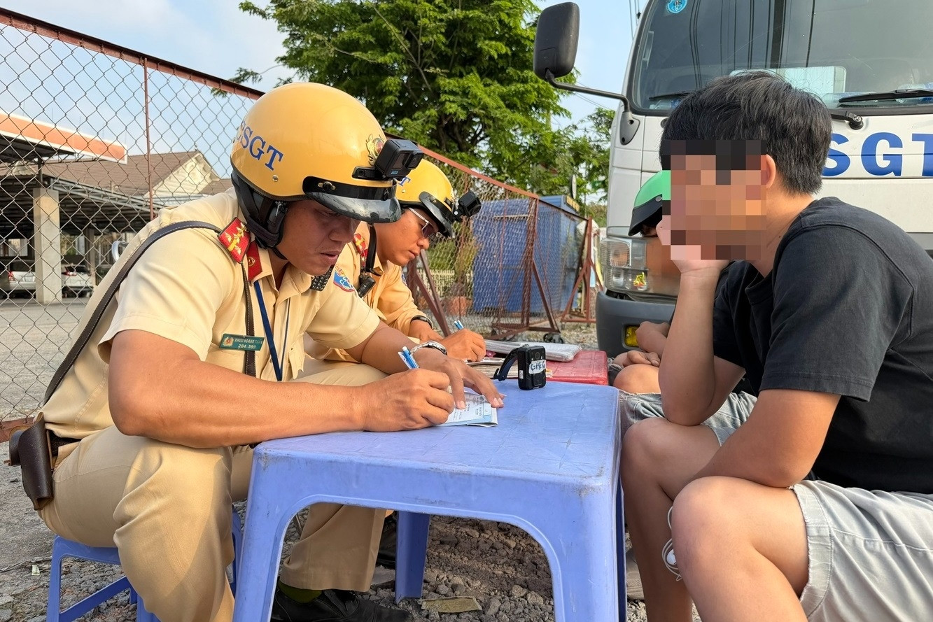 Chạy xe máy ngược chiều trên quốc lộ ở TPHCM, nam thanh niên 'cãi cùn' với CSGT