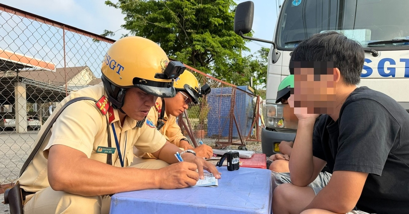 Chạy xe máy ngược chiều trên quốc lộ ở TPHCM, nam thanh niên 'cãi cùn' với CSGT