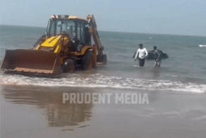 Đem Toyota Fortuner ra biển rửa, nhân viên khách sạn khiến xe bị sóng cuốn trôi