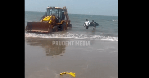 Đem Toyota Fortuner ra biển rửa, nhân viên khách sạn khiến xe bị sóng cuốn trôi