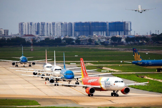 Giá nhiên liệu tăng nóng, hàng loạt đường bay bị cắt, vé máy bay sắp tăng