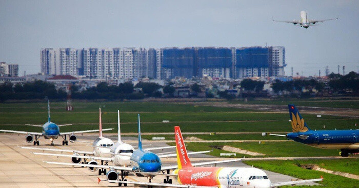 Giá nhiên liệu tăng nóng, hàng loạt đường bay bị cắt, vé máy bay sắp tăng