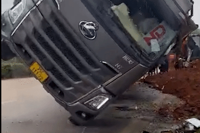 Hiện trường vụ xe đầu kéo đè bẹp ô tô con và xe máy khiến 2 người tử vong