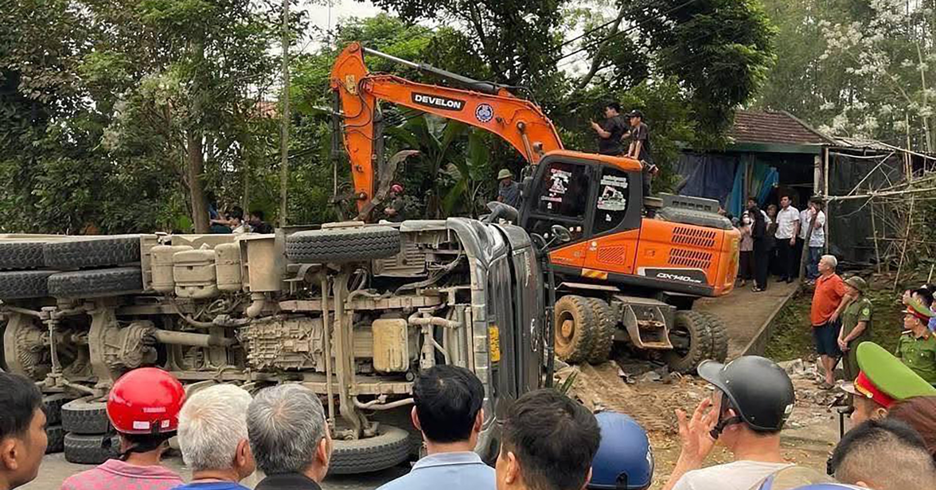 Tai nạn kinh hoàng: Xe đầu kéo đè bẹp ô tô con và xe máy, 2 người tử vong