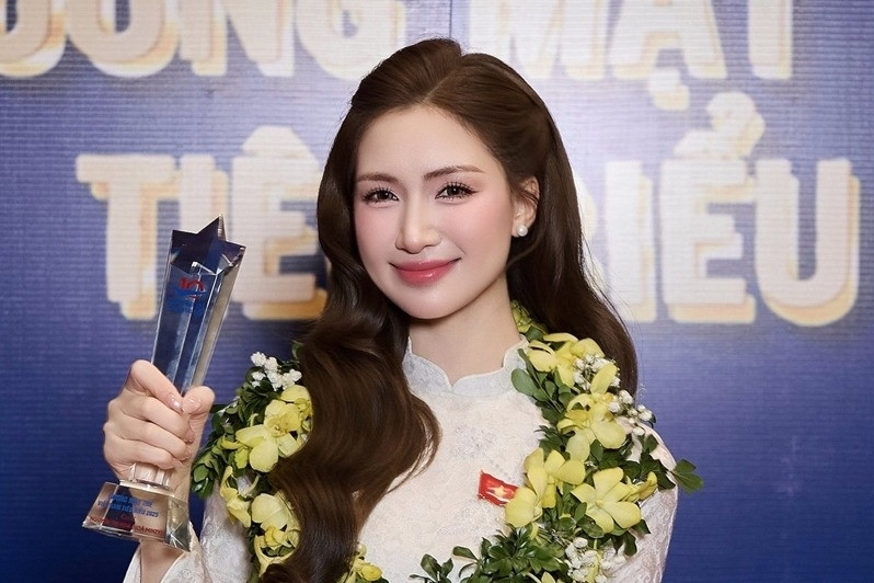 Hòa Minzy - Mỹ Tâm khoe tin vui tới tấp, Khánh Thi 'tố' công khai chồng Phan Hiển