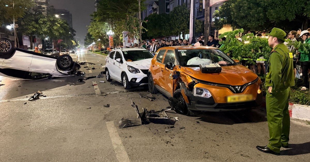 Clip ghi lại tình tiết bất ngờ trong vụ ô tô Lexus tông loạt xe ở Hà Nội