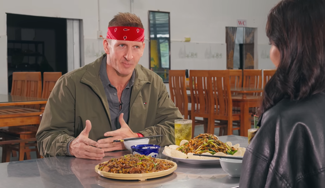 khách Tây ăn nhộng tằm 3.png