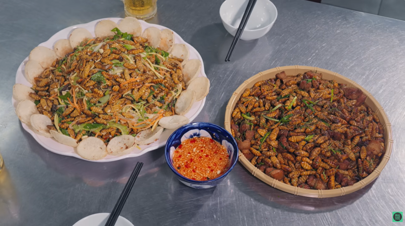 khách Tây ăn nhộng tằm 4.png