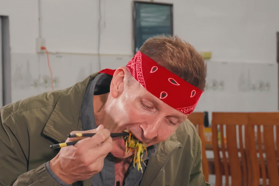 Khách Tây thử món 'kén' người ăn ở Lâm Đồng, khen vị béo ngậy như kem