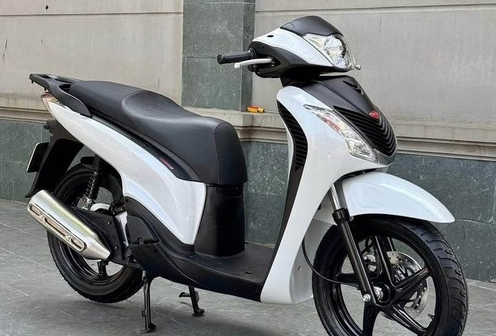 Giá xăng trên dưới 30.000 đồng/lít, đổ đầy bình xe máy tốn bao nhiêu tiền?