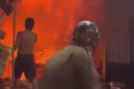 Lửa ngùn ngụt bao trùm cửa hàng kinh doanh đồ nhựa, người dân hoảng hốt dời tài sản