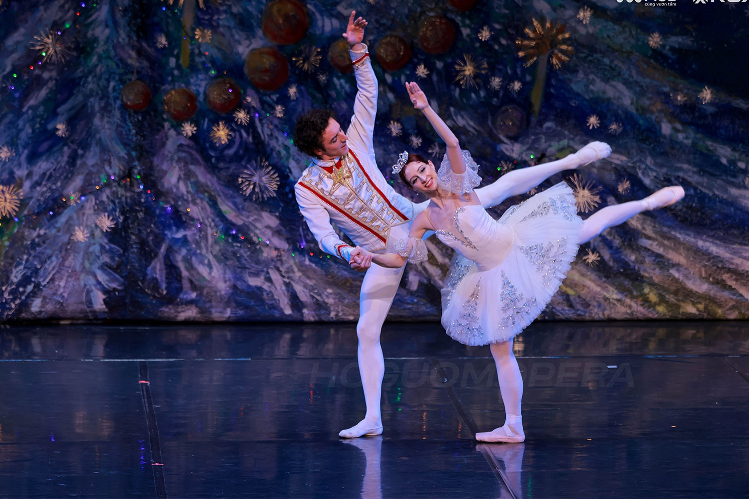 Mãn nhãn với vở ballet kinh điển 'Kẹp hạt dẻ' trên sân khấu Thủ đô