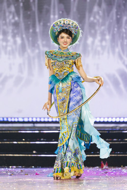 https://static-images.vnncdn.net/vps_images_publish/000001/000003/2026/3/26/miss-world-vietnam-011-303.jpg
