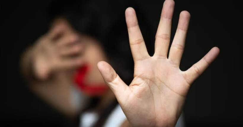 Người mẹ kể cú sốc đầu đời của con gái 16 tuổi khi tham gia nhóm kín trên mạng