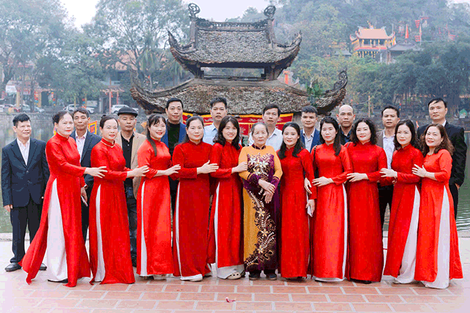 Nhà có 10 con gái ở Hà Nội: 10 chàng rể chống gậy đưa tang bố vợ