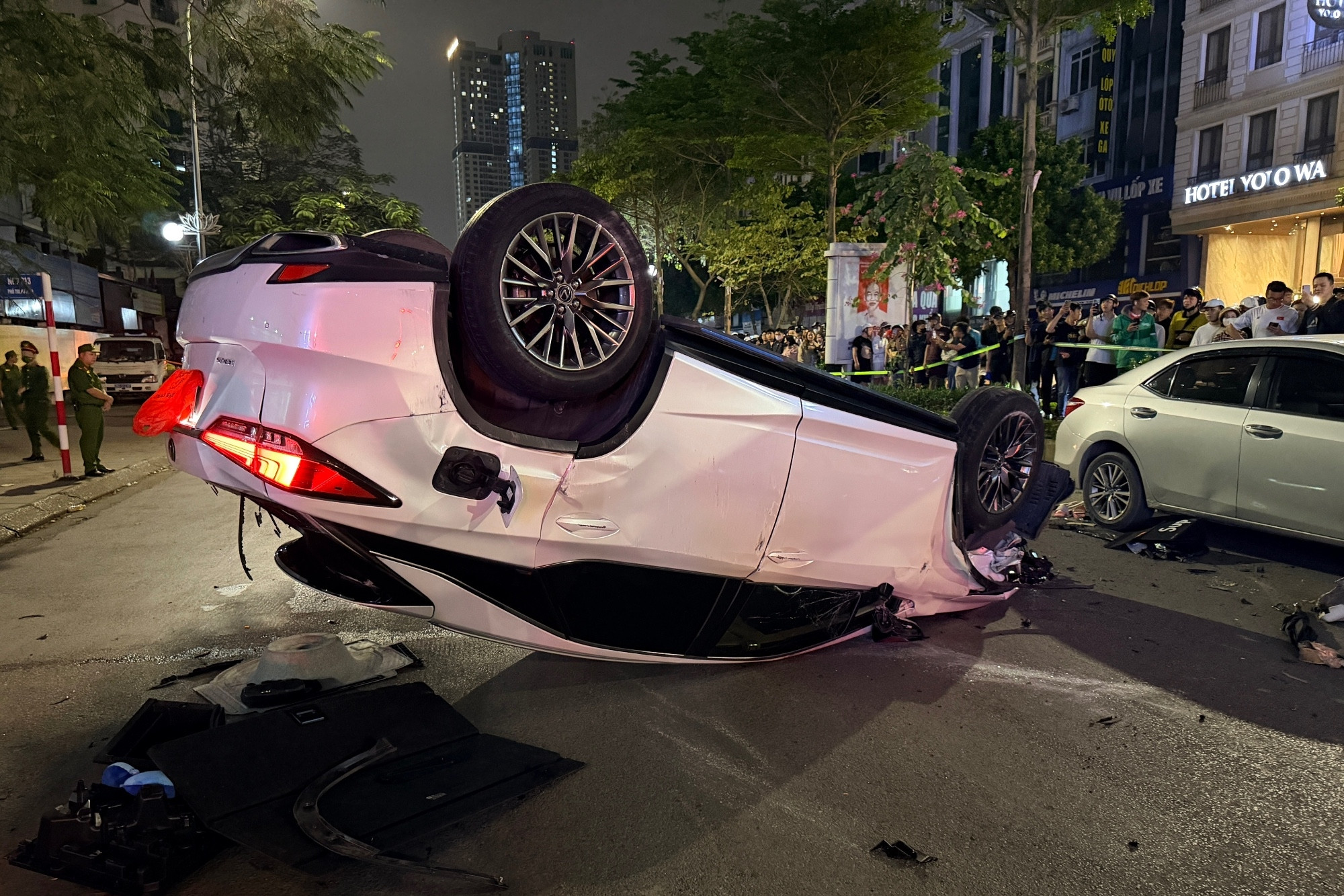 Ô tô Lexus phi ngược chiều, tông loạt xe khác rồi lật ngửa ở Hà Nội