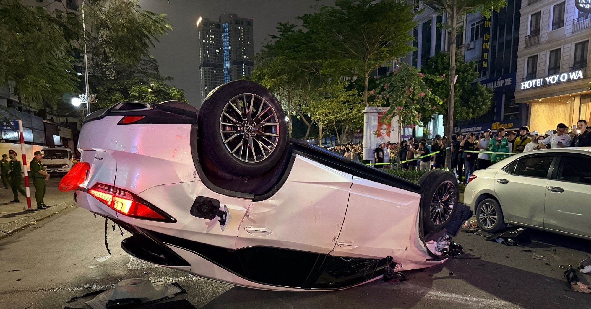 Ô tô Lexus RX350 đi ngược chiều, tông 6 xe khác rồi lật ngửa ở Hà Nội