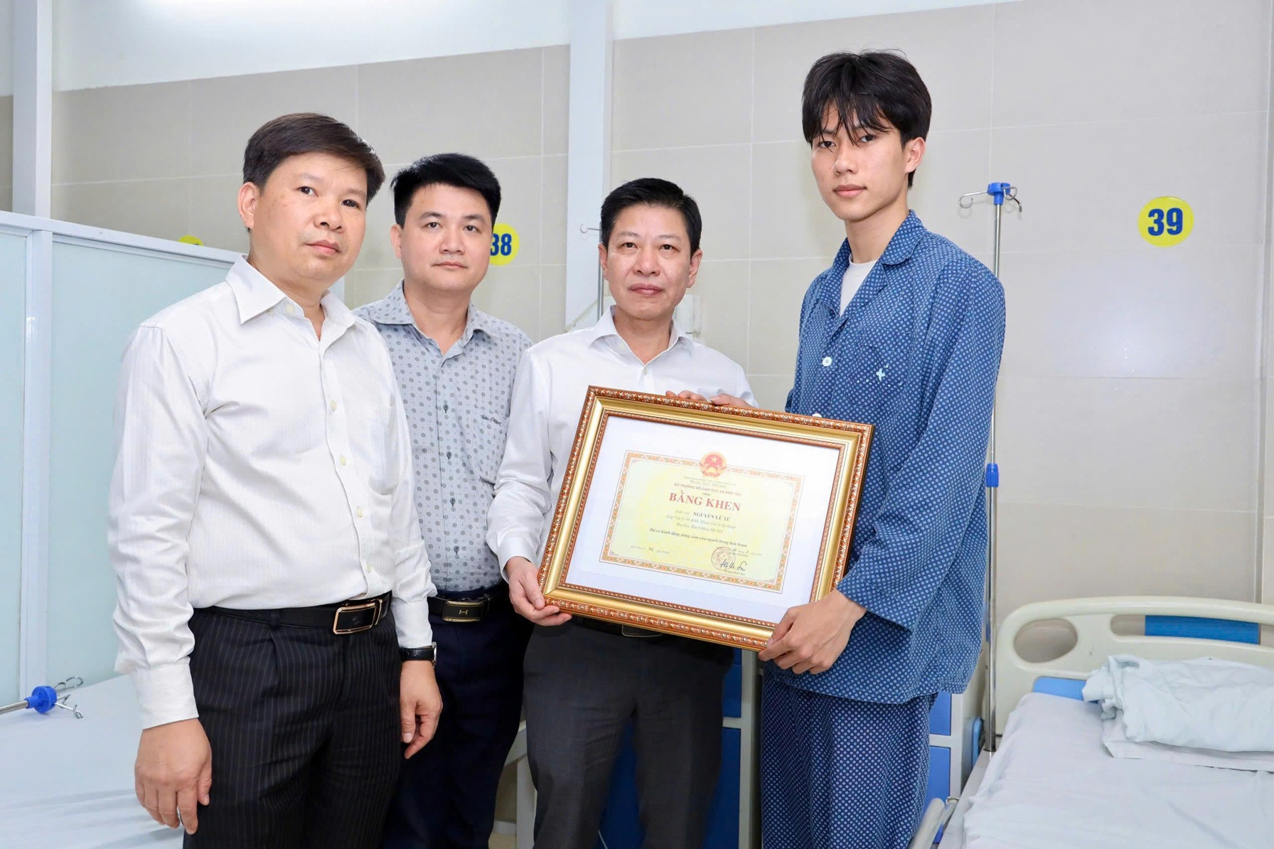 Sinh viên Nguyễn Lê Tú nhận bằng khen của Bộ GDĐT.jpg