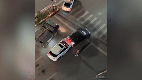 Clip ghi lại tình tiết bất ngờ trong vụ ô tô Lexus tông loạt xe ở Hà Nội