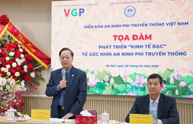 Thủ tướng 94 tuổi lái ô tô tốc độ cao và chuyện phát triển 'kinh tế bạc'