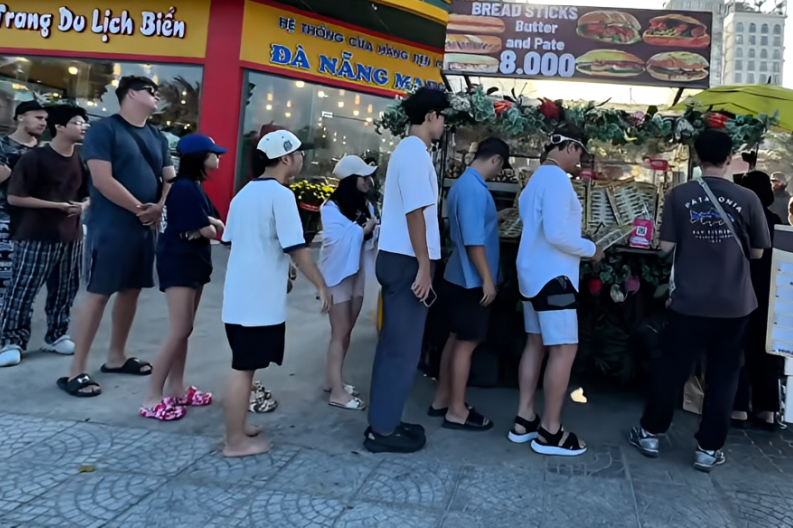 Tiệm bánh mì vỉa hè hút khách Tây xếp hàng chờ mua ở Đà Nẵng bị xử lý