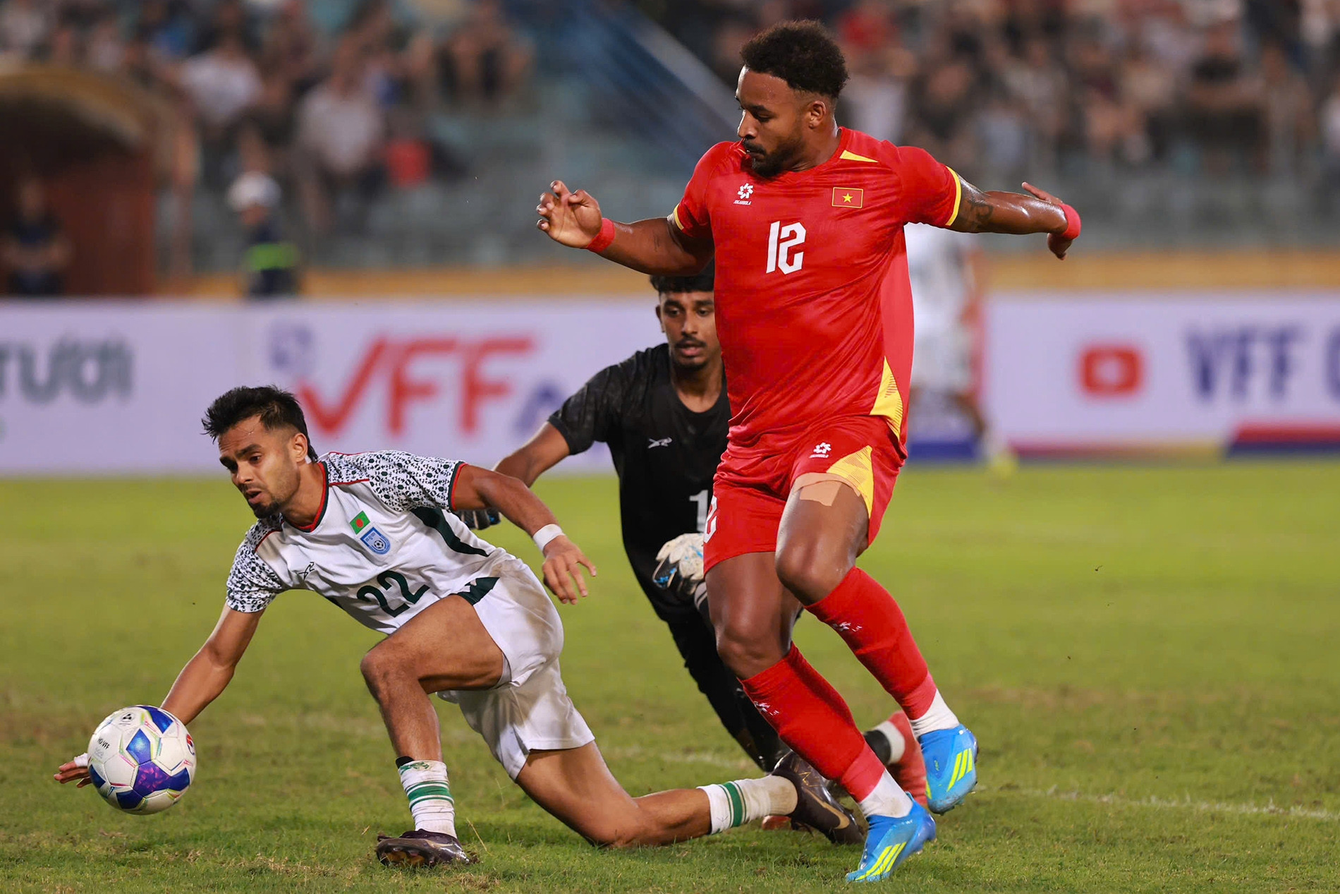 Trực tiếp bóng đá Việt Nam 3-0 Bangladesh: Hoàng Hên, Xuân Son đi tìm bàn thắng
