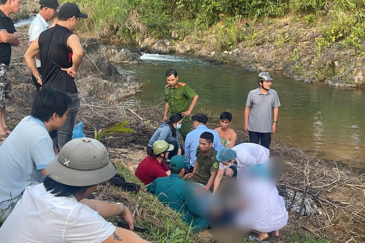 Trượt chân rơi vào vùng nước sâu, hai nữ sinh lớp 9 tử vong thương tâm