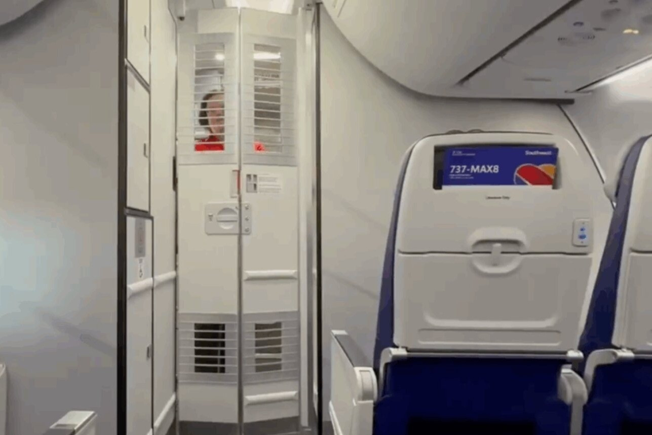 Vì sao máy bay Boeing có cánh cửa song sắt, khách gọi là 'nhà tù trên không'?