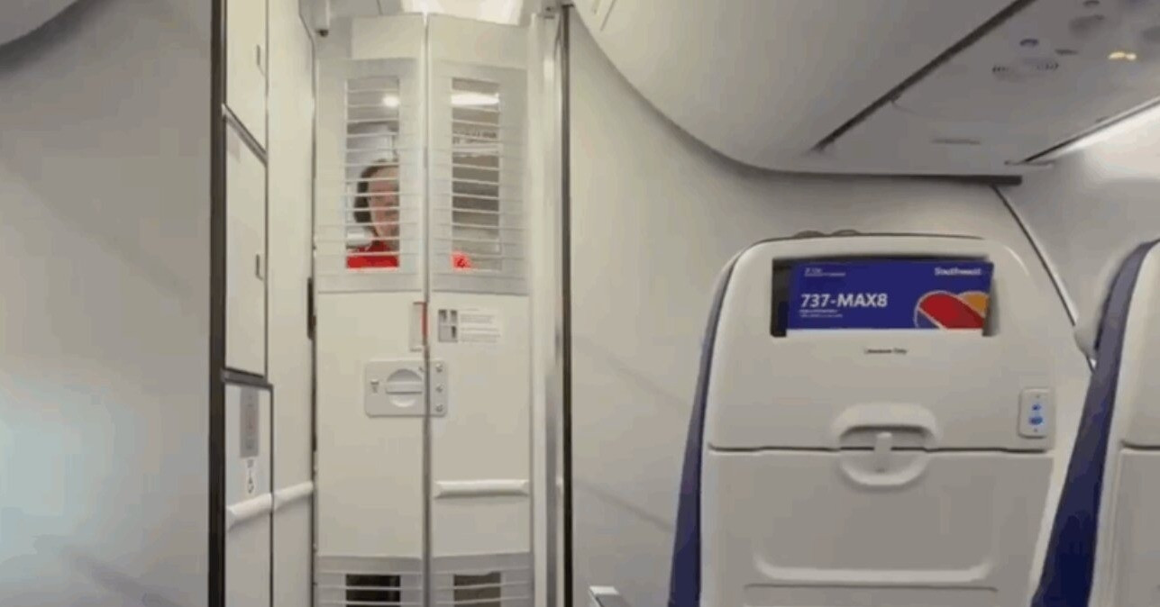 Cánh cửa 'nhà tù' trên máy bay Boeing 737 Max 8 thực chất là rào chắn an ninh