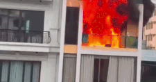 Hỏa hoạn dữ dội tại căn nhà 4 tầng ở Hà Nội, khói đen cuồn cuộn bốc cao