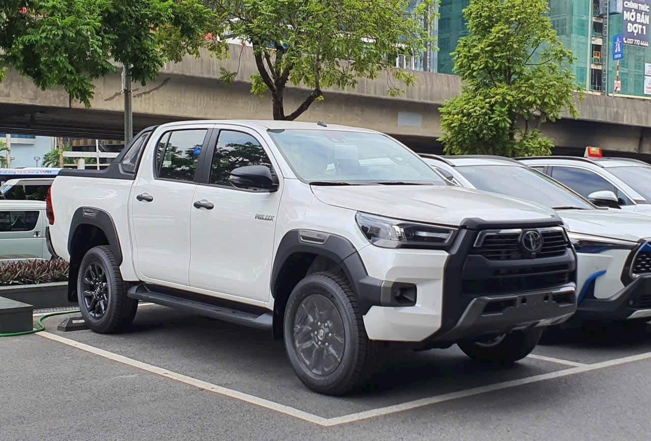 Bị siết lưu thông, xe bán tải rớt giá mạnh, kẻ bán cắn răng chịu lỗ vẫn ế