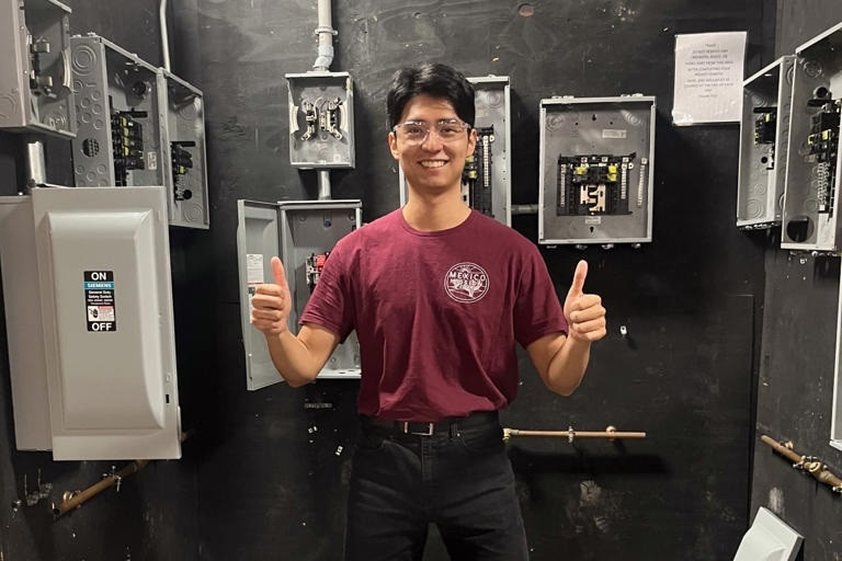 Bỏ đại học, chuyển học nghề để né mất việc vì AI