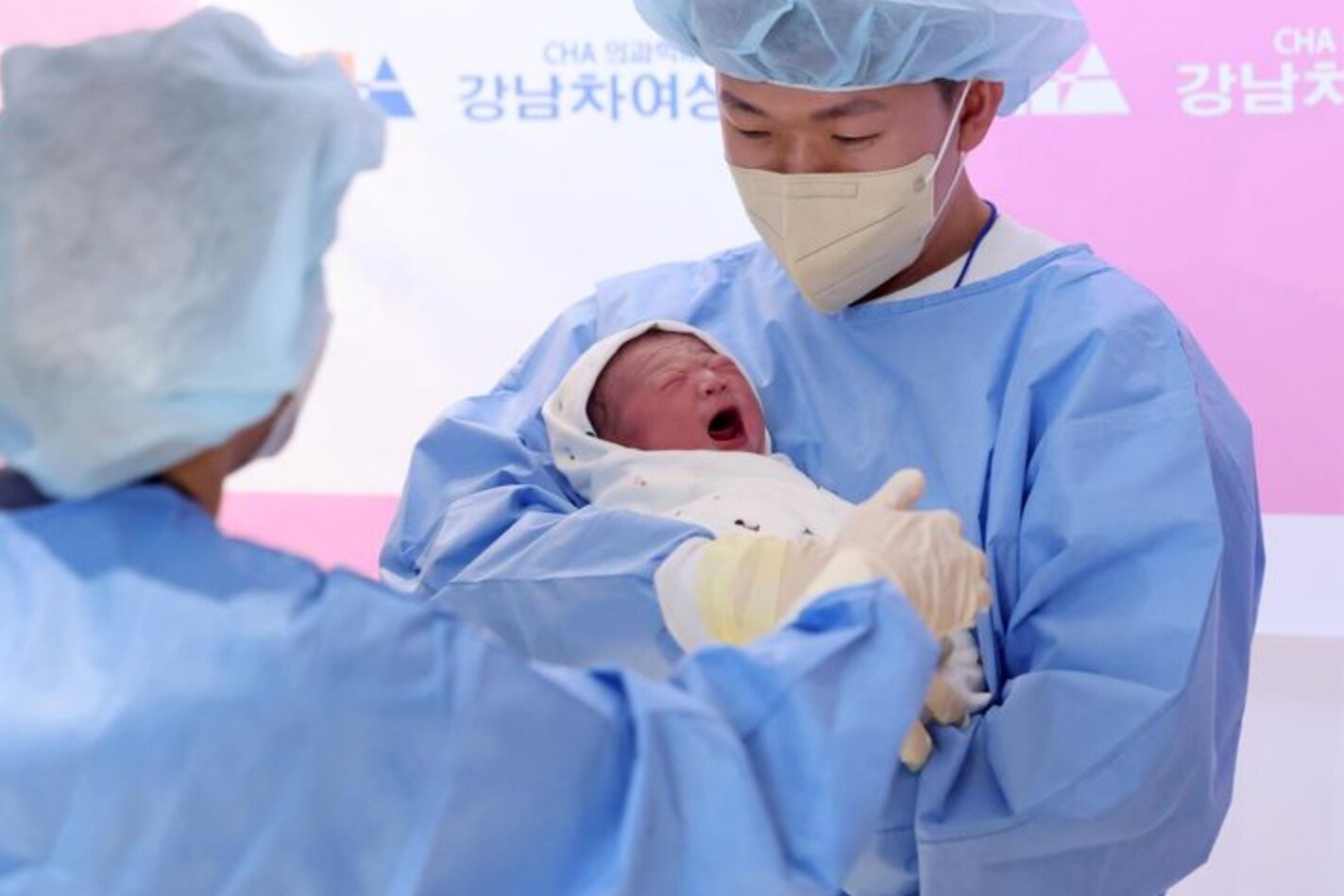 Cả làng ăn mừng chào đón em bé đầu tiên ra đời sau 17 năm