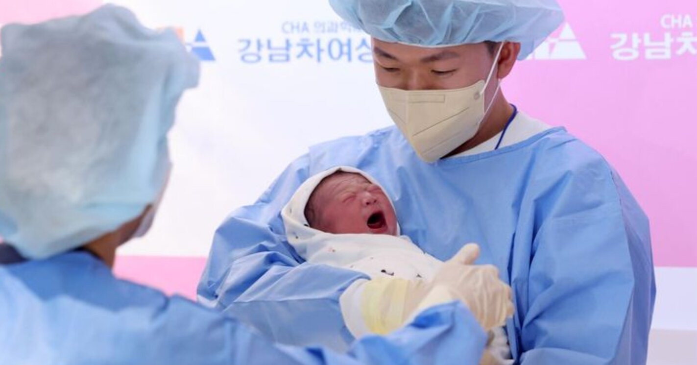 Cả làng An Mỹ mừng vỡ òa chào đón em bé đầu tiên sau 17 năm