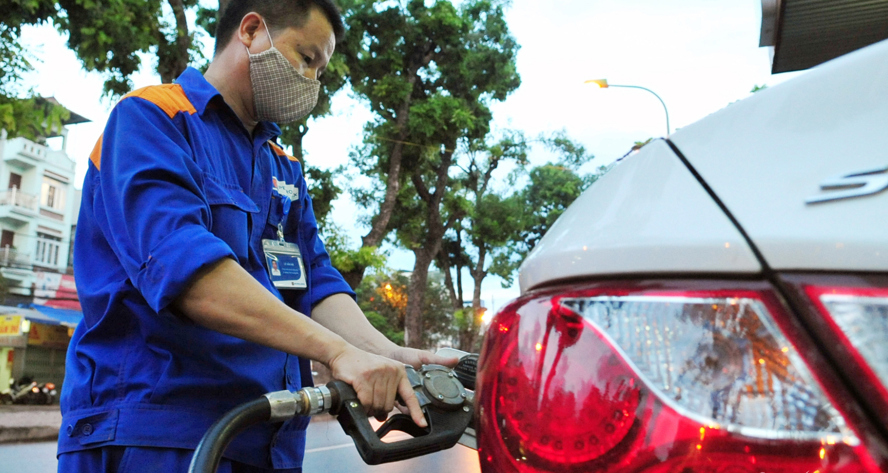 Cấp bách chuyển sang xăng E10, hàng chục triệu xe máy và ô tô cần lưu ý gì?