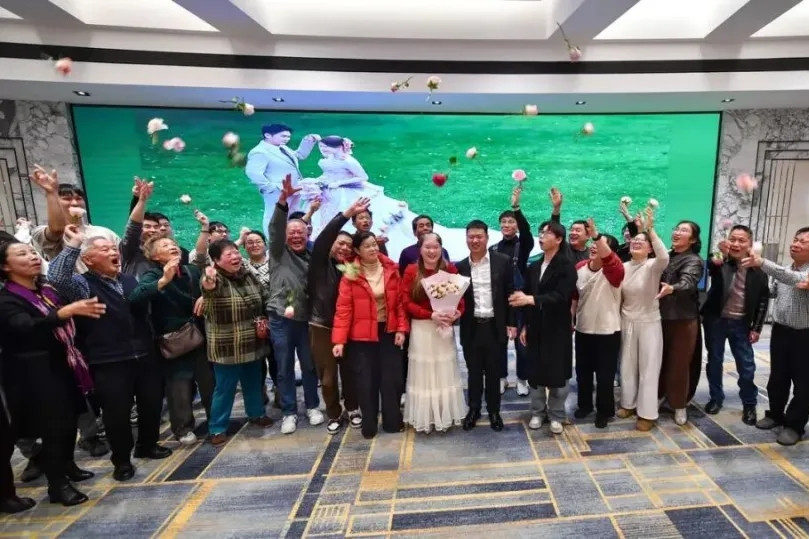 Cô dâu mồ côi được người xung quanh 'chống lưng' trong tiệc lại mặt