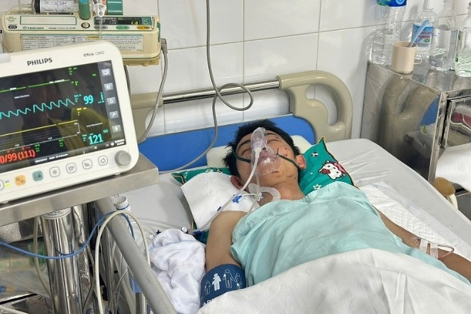 Con trai nguy kịch sau tai nạn, bố người Nùng nghẹn ngào không có tiền cứu