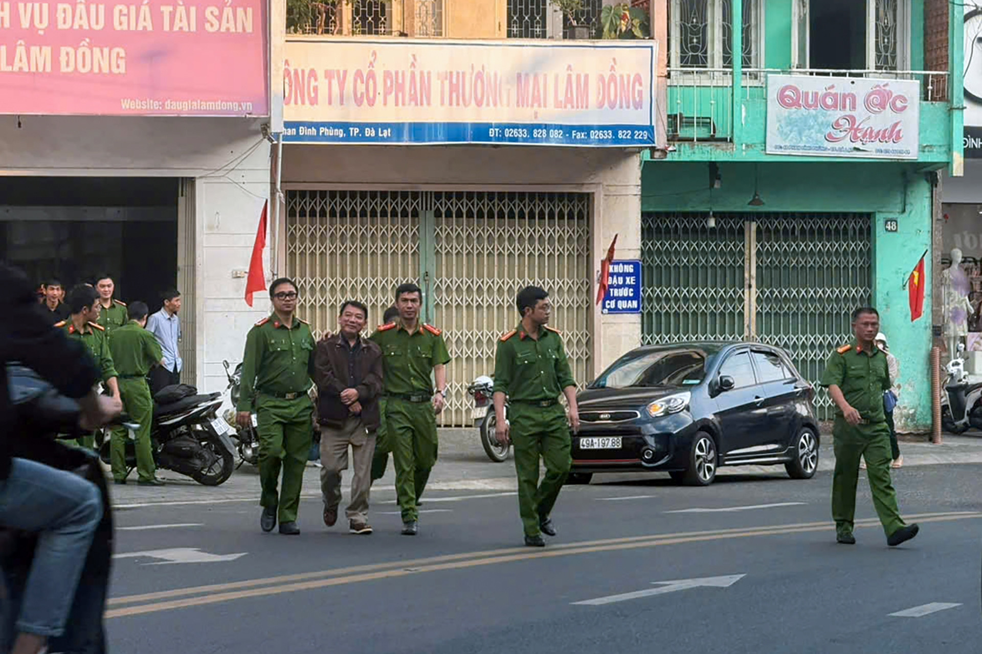Công an xuất hiện tại nơi làm việc của Giám đốc Trung tâm dịch vụ đấu giá Lâm Đồng