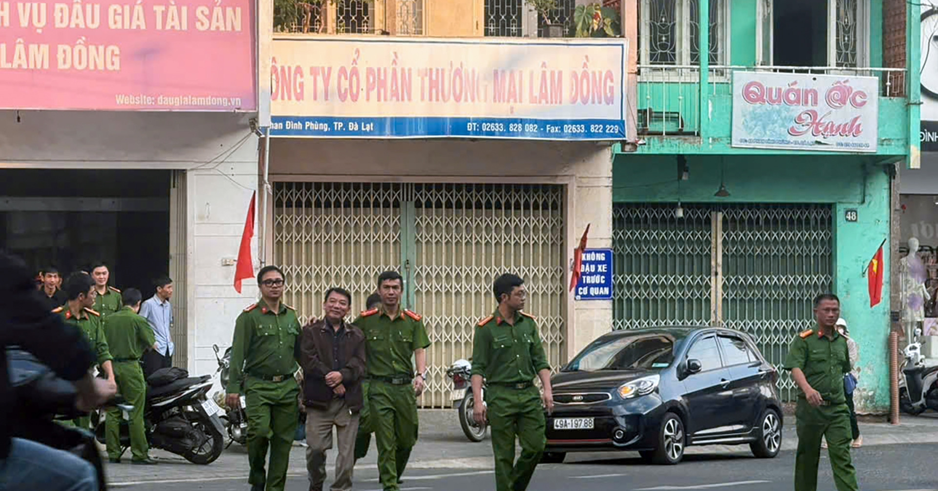 Công an xuất hiện tại nơi làm việc của Giám đốc Trung tâm dịch vụ đấu giá Lâm Đồng
