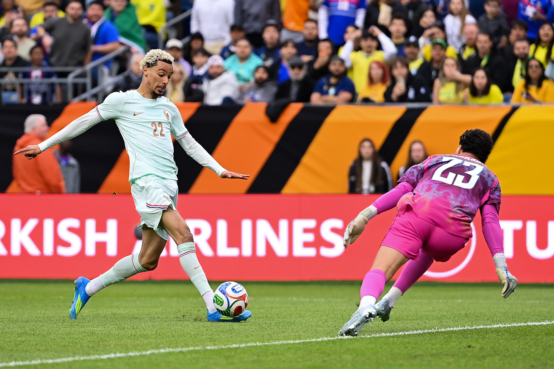 Ekitike Brazil Phap.jpg