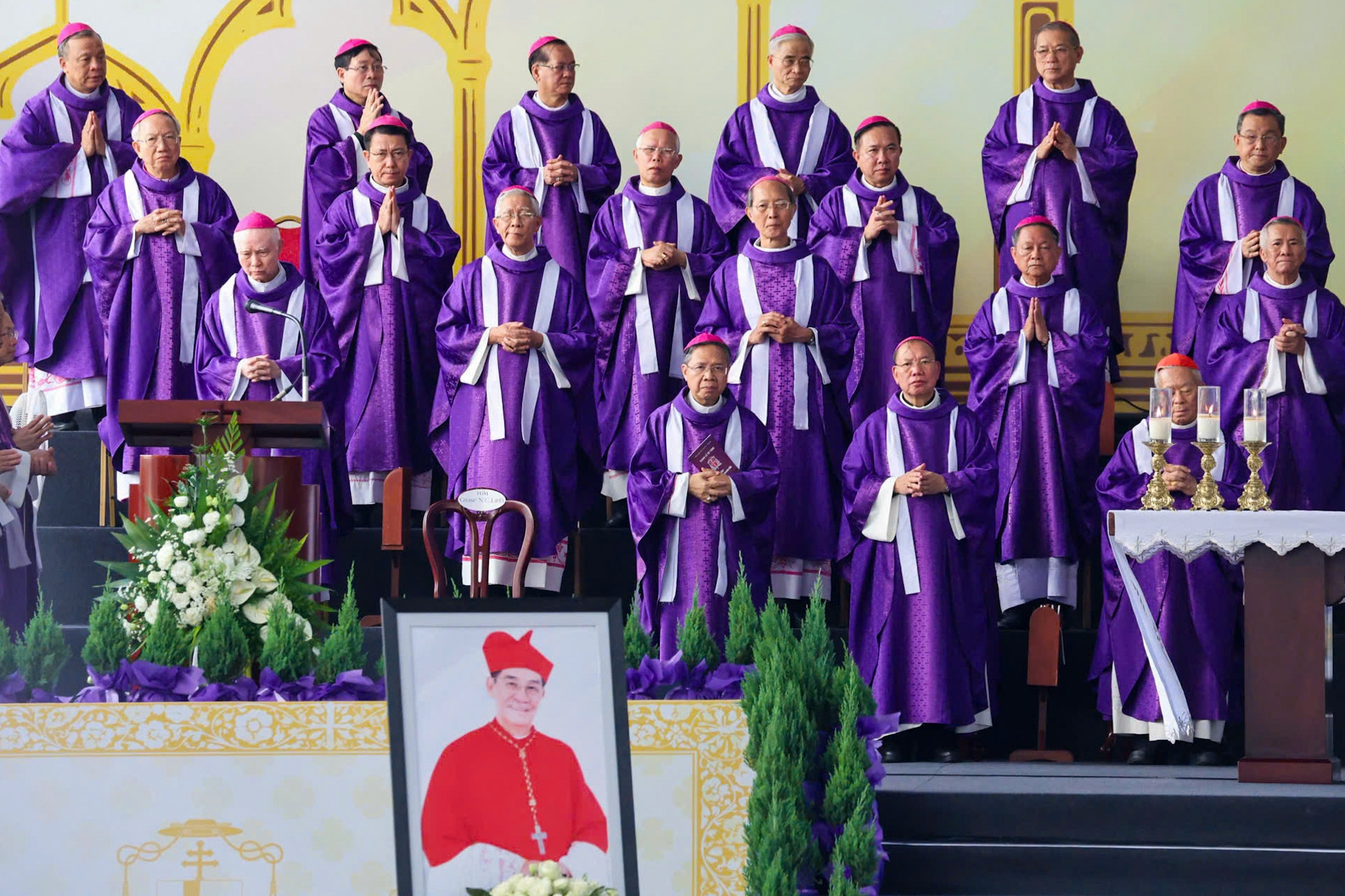 Hàng nghìn người dự Thánh lễ an táng Đức Hồng y Gioan Baotixita Phạm Minh Mẫn