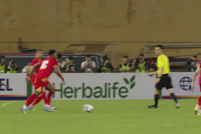 HLV Kim Sang-sik nói gì về Hoàng Hên và cân nặng của Xuân Son?