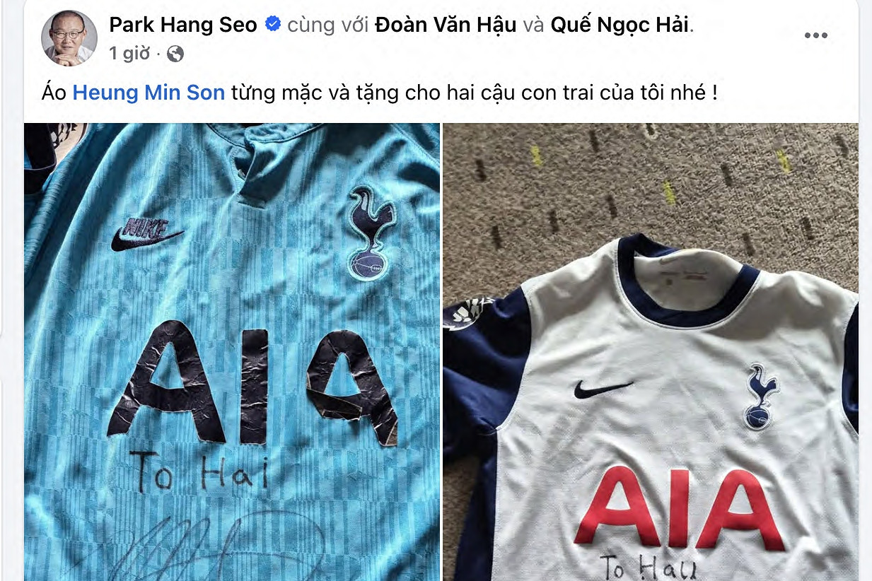 HLV Park Hang Seo tặng quà đặc biệt cho Văn Hậu và Quế Ngọc Hải