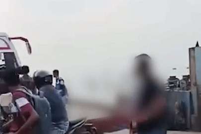  Khoảnh khắc xe buýt lao xuống sông khi lên phà, ít nhất 23 người thiệt mạng 