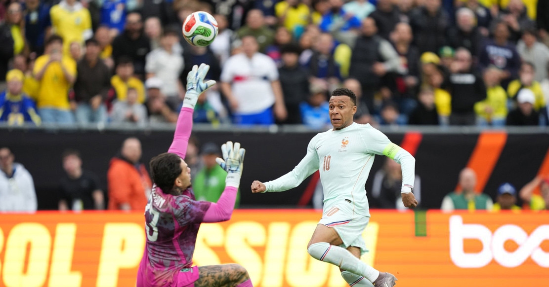 Mbappe tỏa sáng, Pháp đánh bại Brazil dù chơi thiếu người