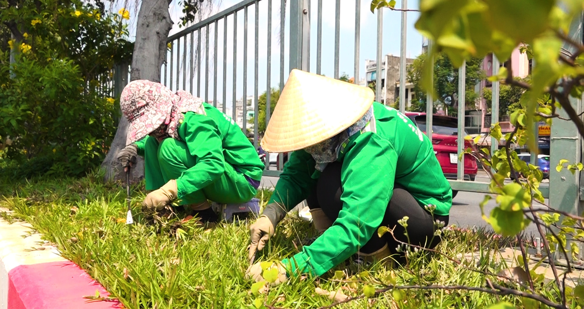 Người lao động tại TPHCM chật vật mưu sinh dưới thời tiết nắng nóng gay gắt