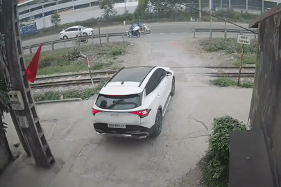 Ô tô con bị tàu hỏa tông trúng khi băng qua đường sắt không rào chắn