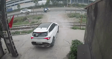 Ô tô con bị tàu hỏa tông trúng khi băng qua đường sắt không rào chắn