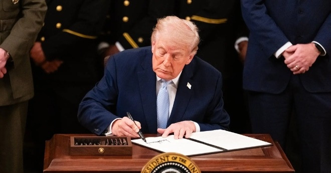 Ông Trump trở thành Tổng thống Mỹ đầu tiên có chữ ký in trên tiền giấy USD